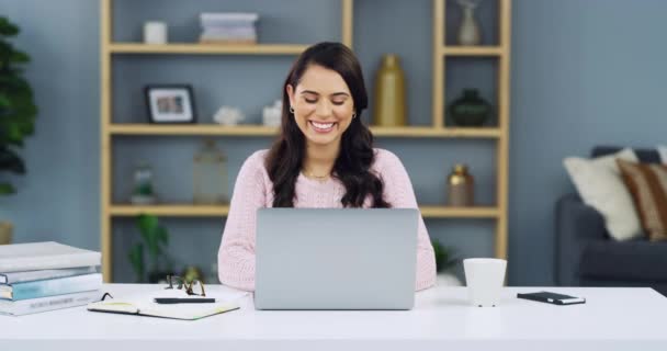 Laptop Glad Och Frilans Kvinna Avsluta Med Blogg Artikel Online — Stockvideo