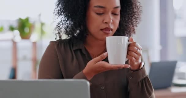 Mujer Negocios Oficina Tomar Café Con Pensamiento Visión Las Ideas — Vídeo de stock