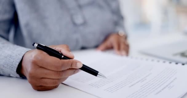 Vrouw Handen Pen Ondertekenen Contract Schrijven Lezen Juridisch Document Voor — Stockvideo