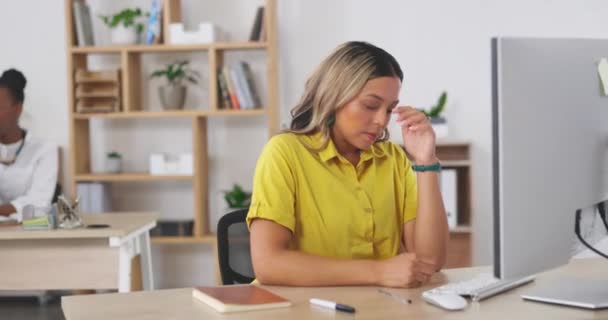 Frau Kopfschmerzen Und Stress Bei Angst Burnout Oder Überlastung Schreibtisch — Stockvideo