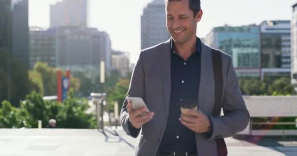 Telefone Cidade Homem Negócios Andando Com Bebida Café Bebida Hidratação — Vídeo de Stock