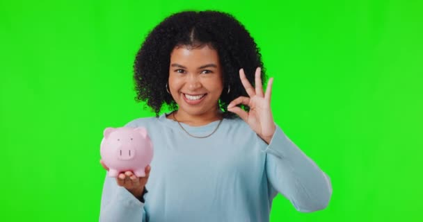 Mujer Feliz Dinero Ahorros Con Alcancía Pantalla Verde Para Inversión — Vídeos de Stock