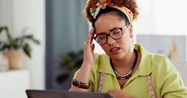 Czarna Kobieta Ból Głowy Ból Wypaleniem Stresem Projektant Mody Pracowni — Wideo stockowe