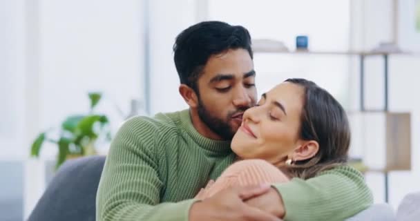 Boldog Csók Pár Egy Kanapén Ölelés Kötődés Minőségi Időt Szünet — Stock videók
