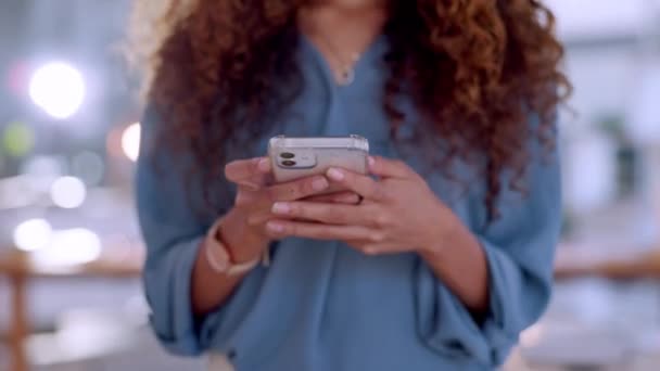 Mulher Negócios Mãos Digitação Telefone Para Comunicação Mídia Social Bate — Vídeo de Stock