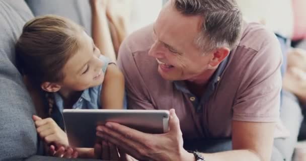 Tablette Numérique Relax Enfant Avec Son Père Naviguant Sur Les — Video