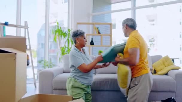 Nowy Dom Przytulenie Para Seniorów Przenoszenie Poduszek Kartonów Mebli Domu — Wideo stockowe