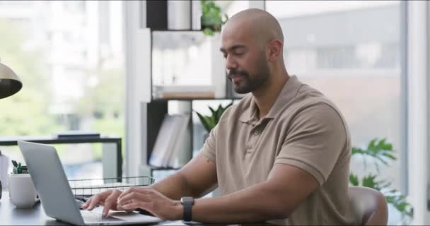 Laptop Sorriso Rosto Homem Negócios Escritório Para Pesquisa Tecnologia Comunicação — Vídeo de Stock