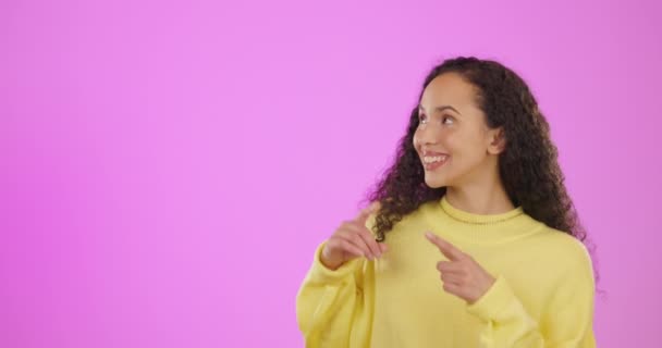 Publicidade Feliz Retrato Uma Mulher Apontando Isolado Fundo Rosa Estúdio — Vídeo de Stock