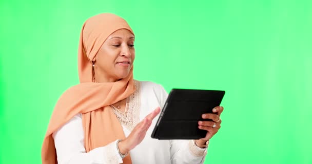 Videollamada Pantalla Verde Mujer Islámica Con Una Tableta Saludo Conversación — Vídeos de Stock