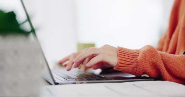 Primer Plano Manos Mujeres Con Laptop Mecanografía Planificación Nuevos Proyectos — Vídeos de Stock
