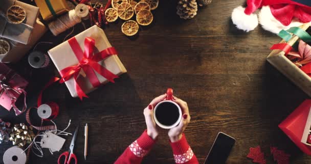 Χριστούγεννα Περιτύλιγμα Δώρου Και Καφές Στα Χέρια Μιας Γυναίκας Κόκκινη — Αρχείο Βίντεο