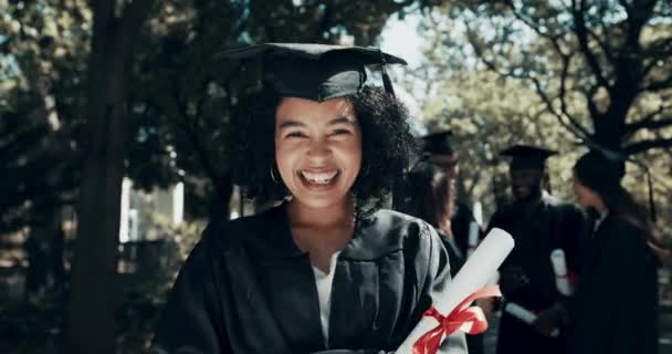 Dyplom Uśmiech Twarz Kobiety Ukończeniu Studiów Kampusie Uniwersyteckim Nauki Portret — Wideo stockowe