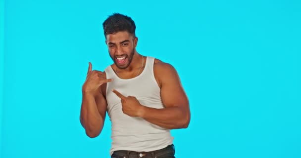 Kalla Mig Muskel Och Ansikte Man Med Abs Isolerad Blå — Stockvideo