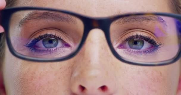 目のケアと光の健康のための緑の目を持つ女性の眼鏡や閉鎖 視力のための処方眼鏡と幸せな女性モデルのビジョン フレームと肖像画ズーム — ストック動画