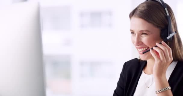 Çağrı Merkezi Mutlu Kadın Bilgisayar Başında Müşteri Hizmetleri Tele Pazarlama — Stok video
