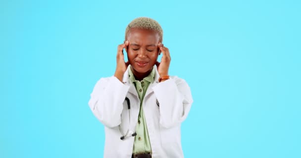 Μαύρη Γυναίκα Γιατρός Και Πονοκέφαλος Εξουθένωση Άγχος Άγχος Φόντο Ένα — Αρχείο Βίντεο