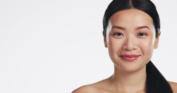 亚洲女人 在演播室里笑美的美感 孤独的白色背景和模拟的空间 有关皮肤科 护肤或化妆品的肖像 快乐的女性模特和广告很快就要出现了 — 图库视频影像