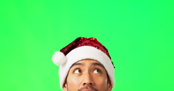 思考和圣诞节与绿色屏幕在工作室与模拟空间度假促销 一个男人 穿着节日服装 脸上洋溢着兴奋的表情 寻找着背景中的笑脸 — 图库视频影像