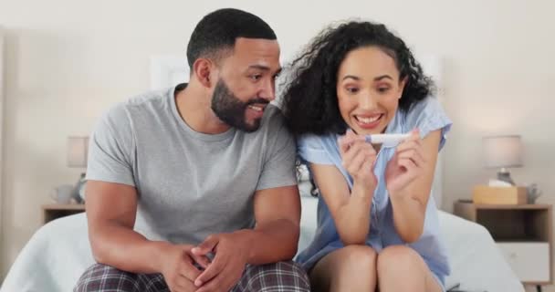 Szczęśliwa Para Sypialnia Pozytywne Wyniki Testu Ciążowego Radość Ekscytujące Przytulanie — Wideo stockowe