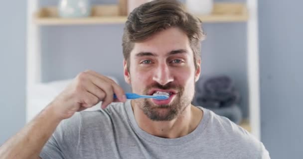 Dental Rosto Homem Escovando Dentes Com Escova Dentes Banheiro Para — Vídeo de Stock