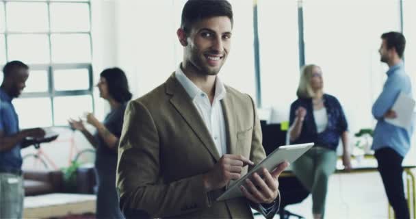 Feliz Sorriso Rosto Empresário Com Tablet Escritório Para Pesquisa Planejamento — Vídeo de Stock