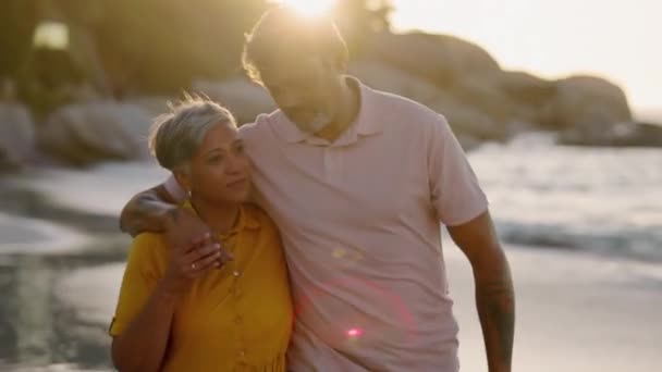 老夫妇 在沙滩上散步和拥抱 谈情说爱 在阳光下放松和支持 快乐男人 女人的退休与海洋的对话 日落与伴侣的自由 — 图库视频影像