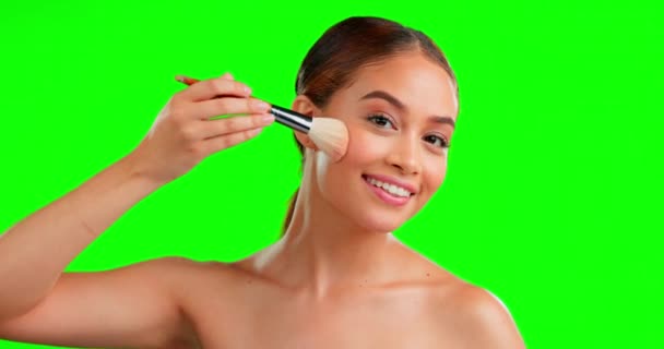 化粧のためのスタジオでの女性の緑の画面 ブラシと顔 化粧品の背景に化粧品 肖像画 ツールと女の子の幸せ 笑顔と豪華な変身でリラックス 治療と財団 — ストック動画