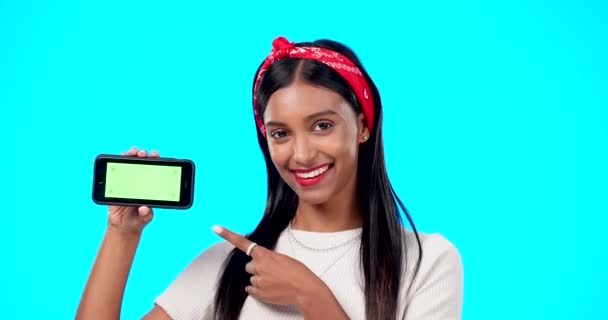 Yeşil Ekran Telefon Jenerasyonundaki Kadının Yüzü Stüdyoda Reklamcılık Boşluk Mavi — Stok video
