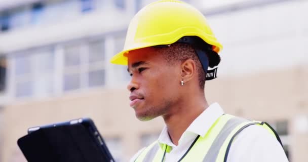 Inspeção Construção Homem Negro Com Tablet Planejamento Engenharia Projeto Fotovoltaico — Vídeo de Stock