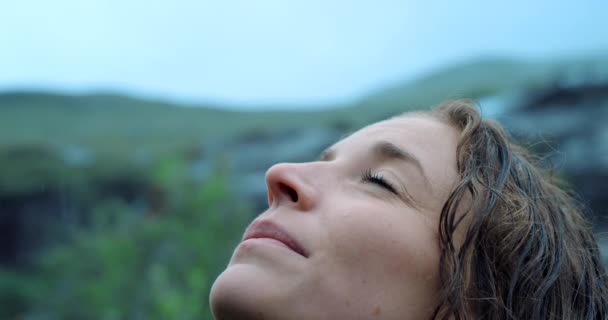 ハイキング 彼女の頭を持ち 山の中で雨の中で自由のために屋外で女性 緑の環境や平和 幸福や笑顔と自然の中で外の女性は新鮮な空気や冒険のために — ストック動画