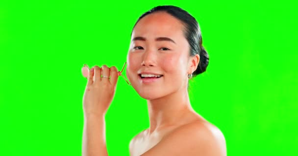 Stüdyoda Yeşil Ekranda Paten Kayan Asyalı Bir Kadının Yüzü Güzelliği — Stok video