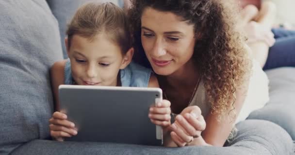 Tablet Moeder Kind Streamen Video Online Internet Website Een Thuisbank — Stockvideo
