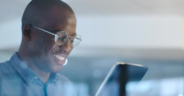 ウェブデザインのアイデア オンラインプロジェクトやウェブサイトのためのタブレット上のオフィスでネットワーキング 笑顔と黒の男 計画と戦略のためのデジタル技術のコミュニケーション ウィンドウと満足男性 — ストック動画