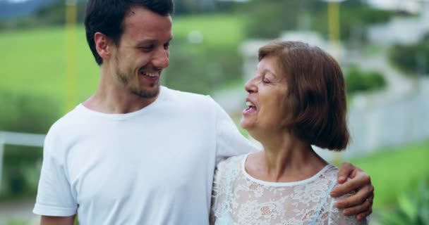 Happy Taman Dan Seorang Pria Memeluk Ibu Seniornya Luar Ruangan — Stok Video