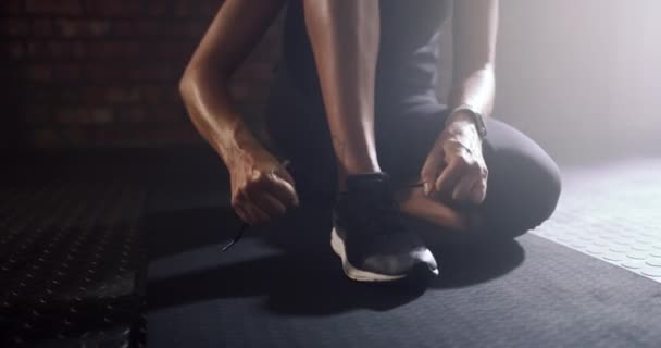 Краватка Спортзал Або Руки Людини Взуттям Спортзалі Тренувань Фізичних Вправ — стокове відео