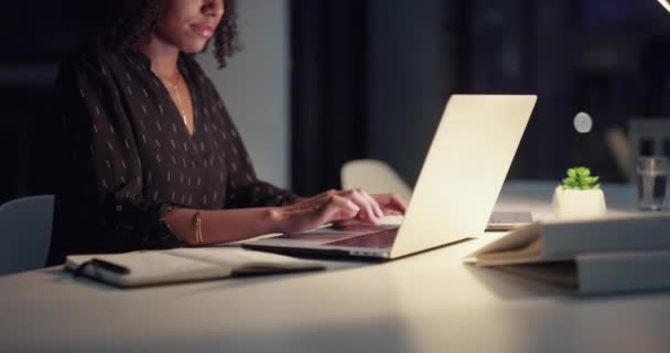 Portátil Oficina Noche Mujer Que Escribe Historia Del Artículo Informe — Vídeos de Stock