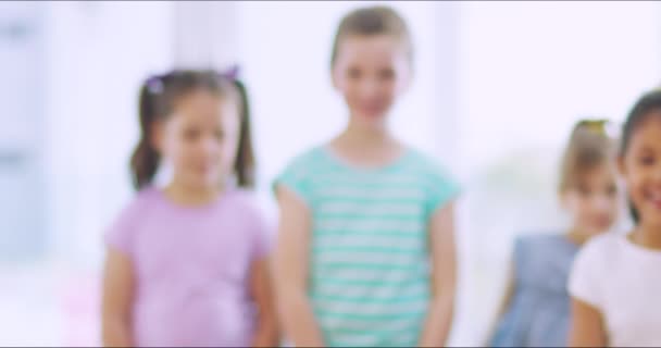 Courir Portrait Une Fille Heureuse Excitée Enfant Avec Ses Amis — Video