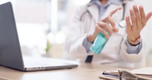 Orvos Kéz Laptopon Fertőtlenítőszerrel Higiéniával Vagy Baktériumeltávolítással Irodában Kezét Női — Stock videók