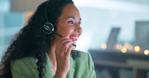 呼叫中心和夜间与黑人妇女在办公室客户服务 技术支持或热线 与我们联系 与员工沟通和咨询 商谈销售 销售或加班事宜 — 图库视频影像