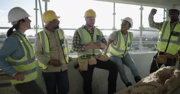 Разнообразие Строительные Рабочие Обсуждают Строительной Площадке Перерыве Бликом Объектива Средства — стоковое видео