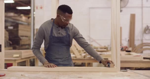 Плотницкий Дизайн Черный Человек Шлифует Доску Своем Заводе Профессиональной Работы — стоковое видео