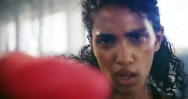 Boxeo Sudoración Cara Mujer Gimnasio Artes Marciales Entrenamiento Fuerte Enfoque — Vídeo de stock
