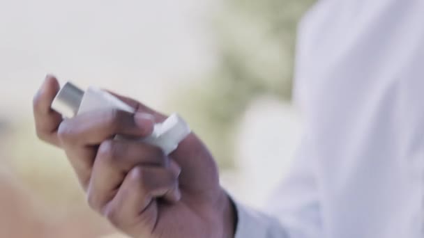 Pompa Asma Inalatore Uomo Colore Con Respirazione Problemi Medici Salute — Video Stock