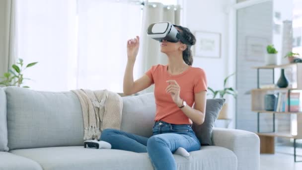 Vrメガネ 転移でソファの上での相互作用と女性 自宅で未来的なソフトウェアやサイバーパンク3D体験 仮想現実 インタラクティブなビジョンを持つデジタルハイテクとデジタル出生者 — ストック動画