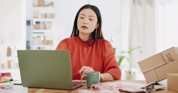Caja Comercio Electrónico Portátil Con Mujer Asiática Escribiendo Para Orden — Vídeos de Stock