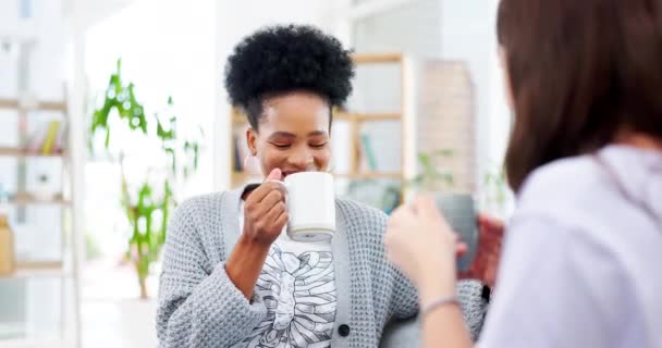 Γυναίκα Φίλοι Και Πίνοντας Καφέ Στον Καναπέ Γελώντας Για Αστεία — Αρχείο Βίντεο
