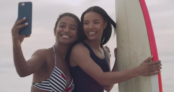 Selfie Surfer Και Φίλοι Στην Παραλία Ιστιοσανίδα Άθληση Ελευθερία Χαμόγελο — Αρχείο Βίντεο