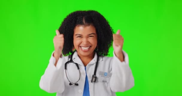 ヘルスケア 医療コンサルティングや成功のための親指アップ緑の画面 顔や医師 幸せな女性 親指アップまたははいサインのための良い手のジェスチャーを持つ労働者の肖像画 大丈夫またはスタジオのように — ストック動画