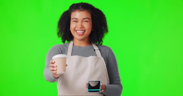 コーヒー 女性は カフェPos 中小企業やオンライン決済のための緑の画面に直面しています 幸せな オファー アフリカの人やデジタル取引のためのウェイトレス スタジオでの販売や飲み物のポイント — ストック動画